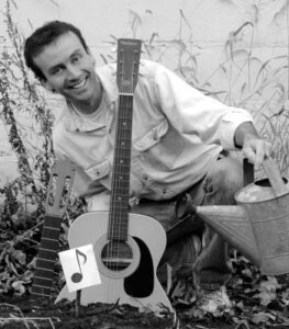 Black and white photo of Eric Everett wth guitar